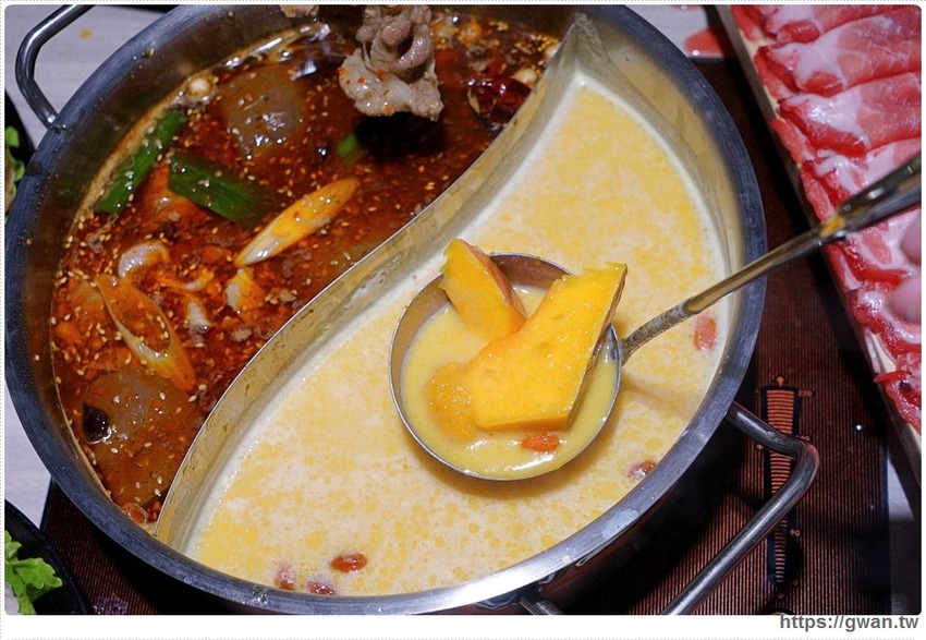 台中也有超萌小熊鍋，整罐高大鮮乳自己加，白飯、鴨血、豆腐吃到飽，壽星再送浮誇長肉盤！！