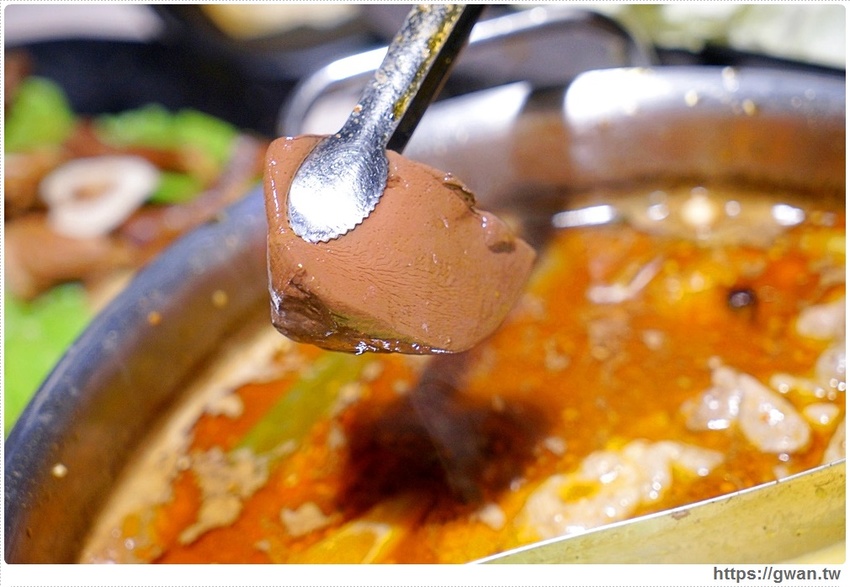 台中也有超萌小熊鍋，整罐高大鮮乳自己加，白飯、鴨血、豆腐吃到飽，壽星再送浮誇長肉盤！！