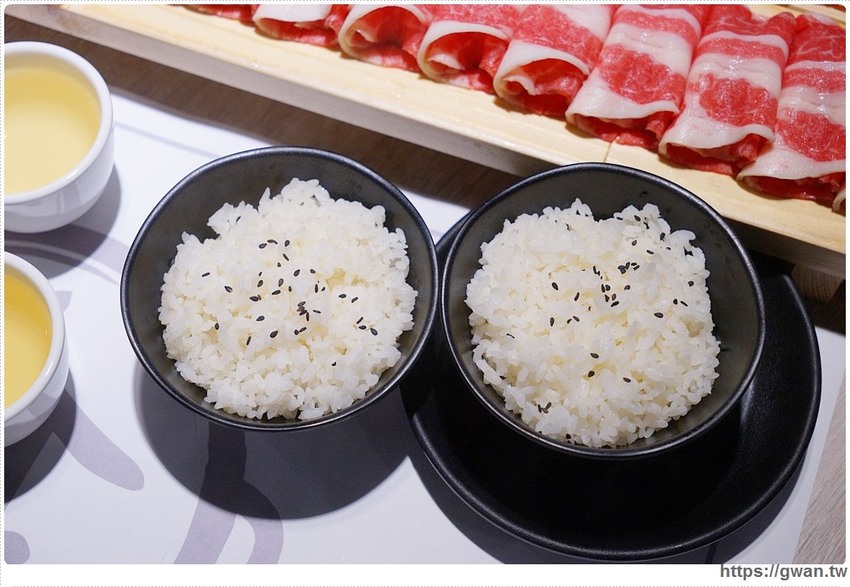 台中也有超萌小熊鍋，整罐高大鮮乳自己加，白飯、鴨血、豆腐吃到飽，壽星再送浮誇長肉盤！！