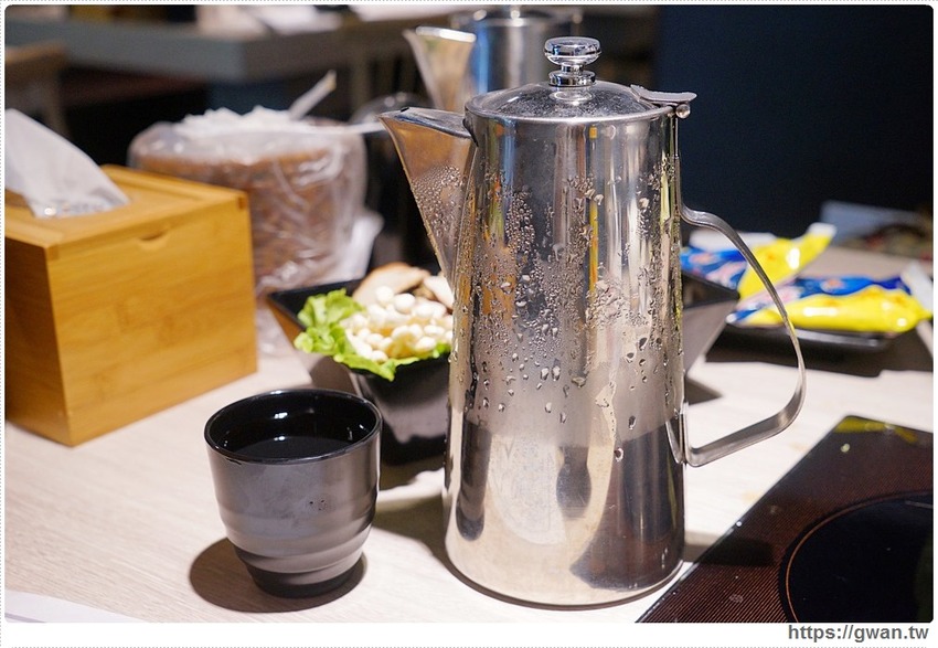 台中也有超萌小熊鍋，整罐高大鮮乳自己加，白飯、鴨血、豆腐吃到飽，壽星再送浮誇長肉盤！！