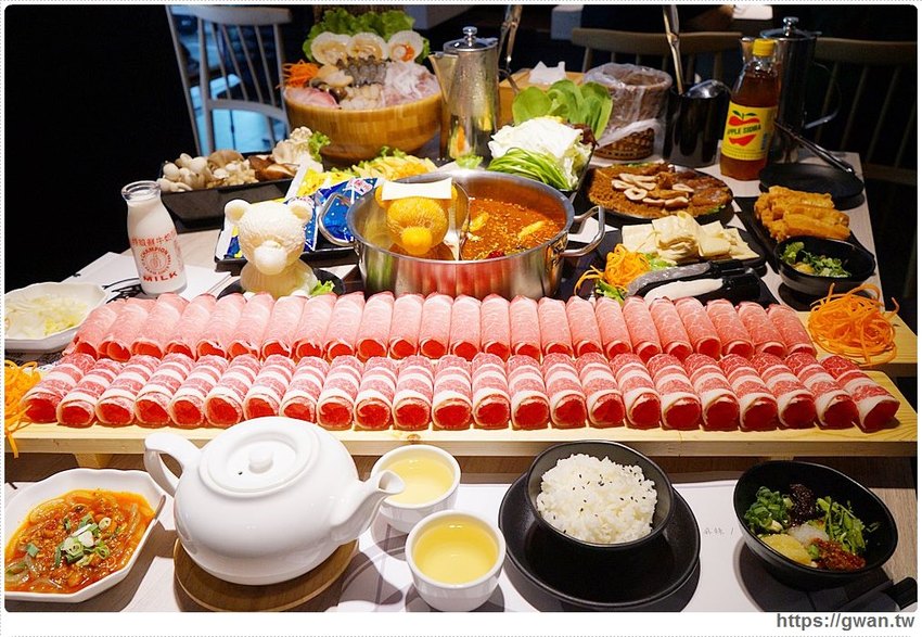 台中也有超萌小熊鍋，整罐高大鮮乳自己加，白飯、鴨血、豆腐吃到飽，壽星再送浮誇長肉盤！！