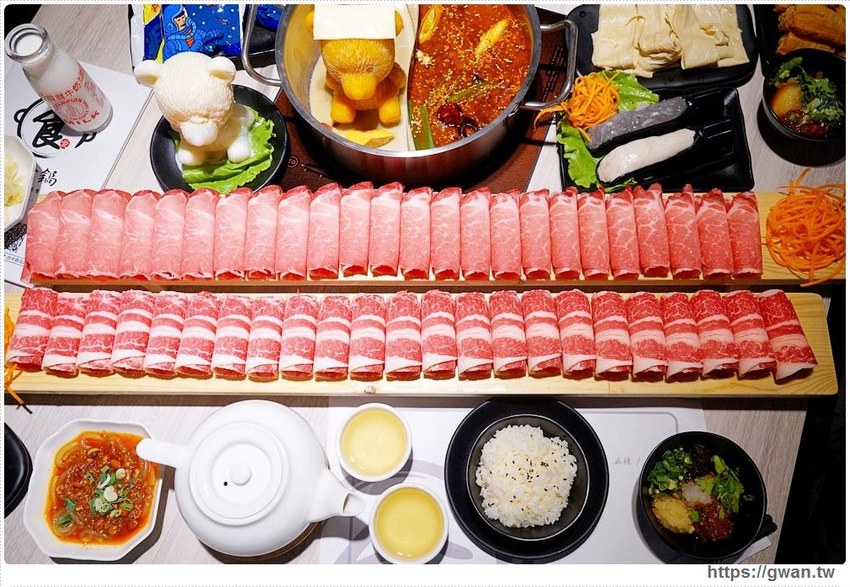 台中也有超萌小熊鍋，整罐高大鮮乳自己加，白飯、鴨血、豆腐吃到飽，壽星再送浮誇長肉盤！！