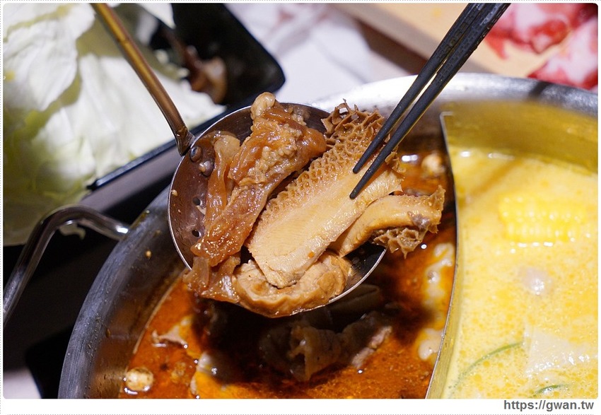 台中也有超萌小熊鍋，整罐高大鮮乳自己加，白飯、鴨血、豆腐吃到飽，壽星再送浮誇長肉盤！！