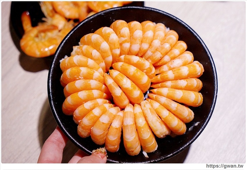 台中超萌小熊維尼鍋來囉，還有生日幾歲送幾隻蝦蝦，每天限五組！