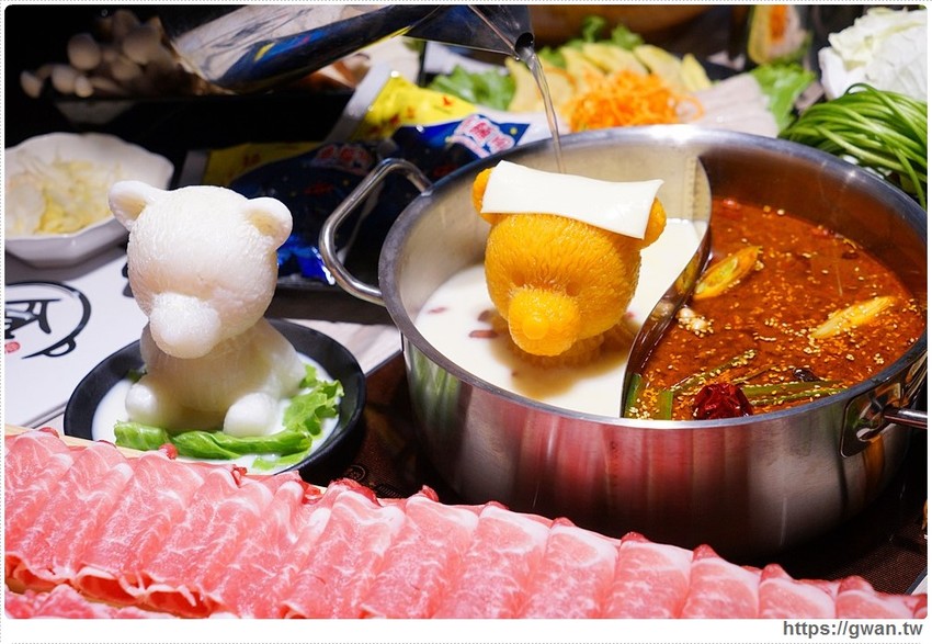 台中也有超萌小熊鍋，整罐高大鮮乳自己加，白飯、鴨血、豆腐吃到飽，壽星再送浮誇長肉盤！！