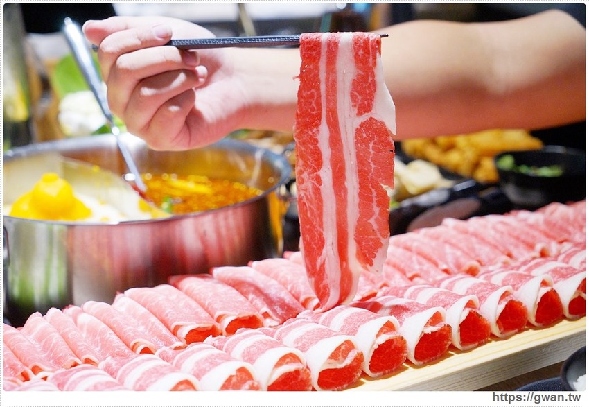 台中也有超萌小熊鍋，整罐高大鮮乳自己加，白飯、鴨血、豆腐吃到飽，壽星再送浮誇長肉盤！！