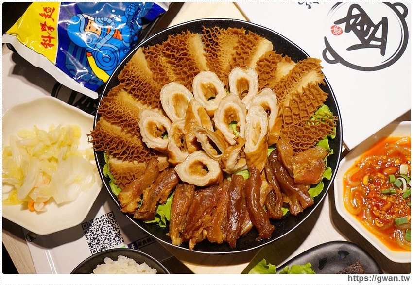 台中也有超萌小熊鍋，整罐高大鮮乳自己加，白飯、鴨血、豆腐吃到飽，壽星再送浮誇長肉盤！！