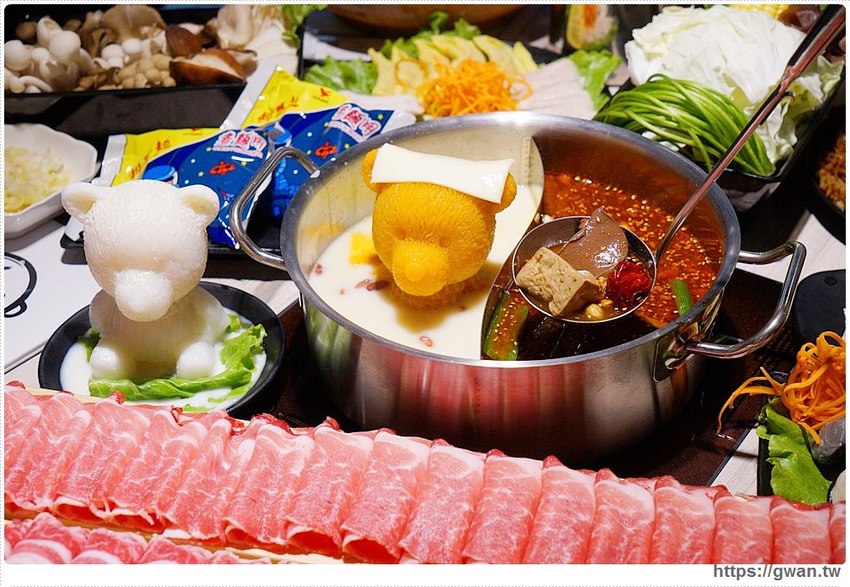 台中也有超萌小熊鍋，整罐高大鮮乳自己加，白飯、鴨血、豆腐吃到飽，壽星再送浮誇長肉盤！！