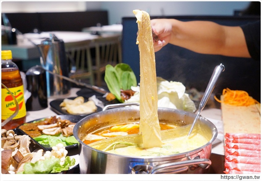 台中也有超萌小熊鍋，整罐高大鮮乳自己加，白飯、鴨血、豆腐吃到飽，壽星再送浮誇長肉盤！！