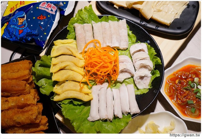 台中也有超萌小熊鍋，整罐高大鮮乳自己加，白飯、鴨血、豆腐吃到飽，壽星再送浮誇長肉盤！！