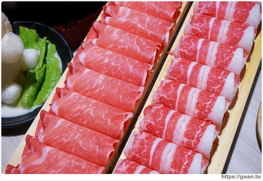 台中也有超萌小熊鍋，整罐高大鮮乳自己加，白飯、鴨血、豆腐吃到飽，壽星再送浮誇長肉盤！！