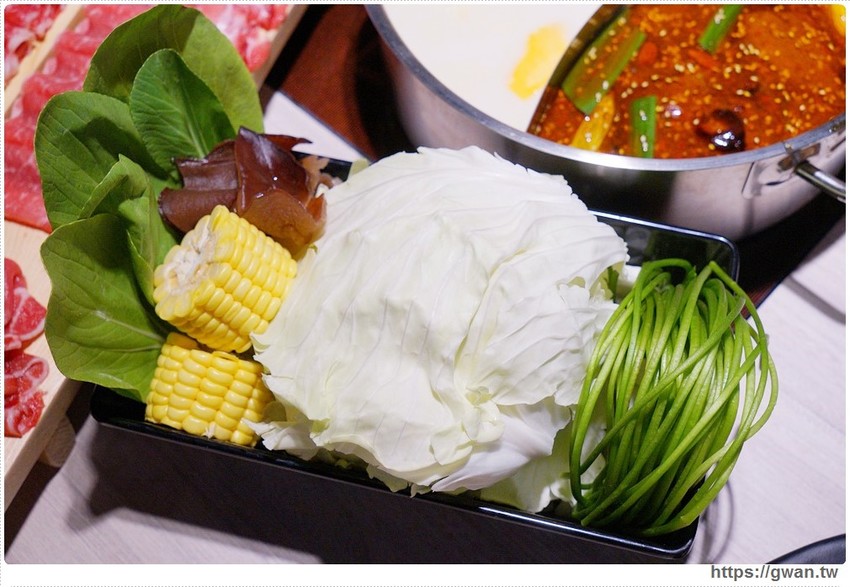 台中也有超萌小熊鍋，整罐高大鮮乳自己加，白飯、鴨血、豆腐吃到飽，壽星再送浮誇長肉盤！！