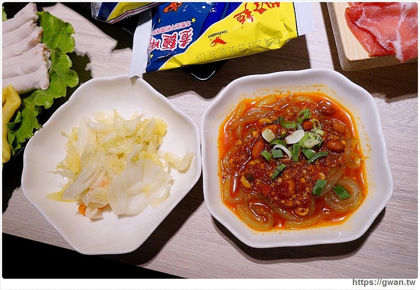 台中也有超萌小熊鍋，整罐高大鮮乳自己加，白飯、鴨血、豆腐吃到飽，壽星再送浮誇長肉盤！！