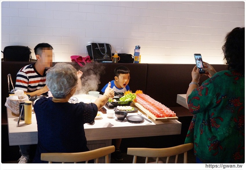 台中也有超萌小熊鍋，整罐高大鮮乳自己加，白飯、鴨血、豆腐吃到飽，壽星再送浮誇長肉盤！！