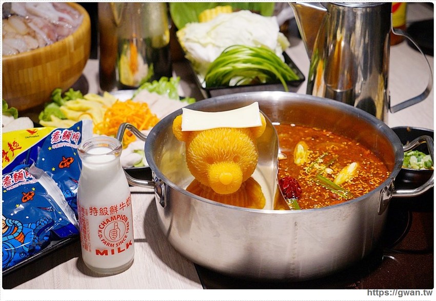 台中也有超萌小熊鍋，整罐高大鮮乳自己加，白飯、鴨血、豆腐吃到飽，壽星再送浮誇長肉盤！！