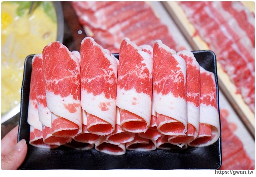 台中也有超萌小熊鍋，整罐高大鮮乳自己加，白飯、鴨血、豆腐吃到飽，壽星再送浮誇長肉盤！！