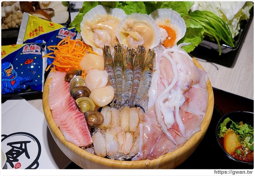 台中也有超萌小熊鍋，整罐高大鮮乳自己加，白飯、鴨血、豆腐吃到飽，壽星再送浮誇長肉盤！！