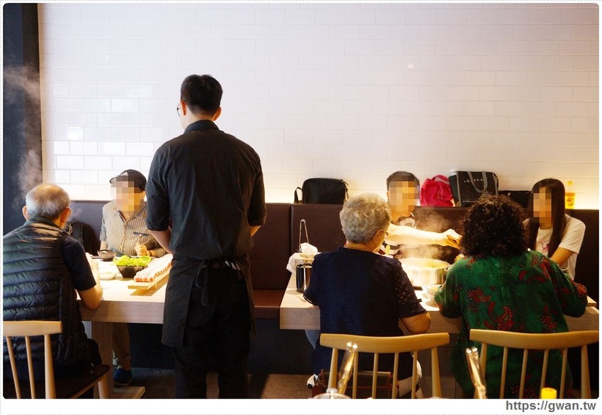 台中也有超萌小熊鍋，整罐高大鮮乳自己加，白飯、鴨血、豆腐吃到飽，壽星再送浮誇長肉盤！！