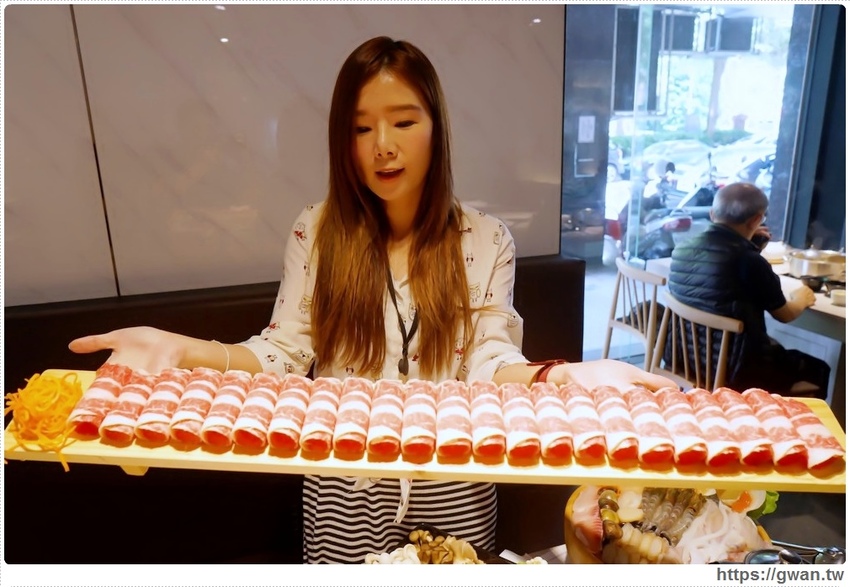 台中也有超萌小熊鍋，整罐高大鮮乳自己加，白飯、鴨血、豆腐吃到飽，壽星再送浮誇長肉盤！！