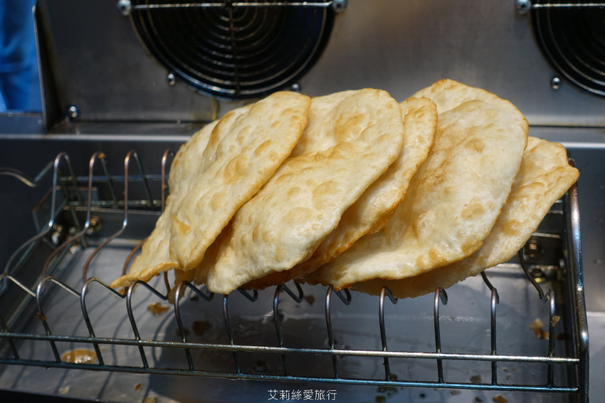 蘆洲三重美食》 荷媽 雪釀餅 全台獨創！純手工純米釀發酵餅皮 不是蛋餅也不是蔥油餅 - 艾莉絲愛旅行