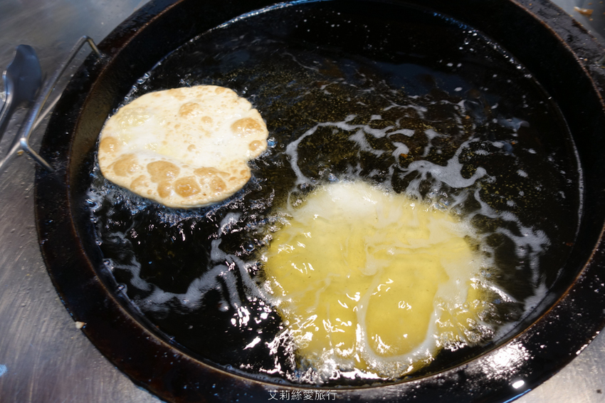 蘆洲三重美食》 荷媽 雪釀餅 全台獨創！純手工純米釀發酵餅皮 不是蛋餅也不是蔥油餅 - 艾莉絲愛旅行