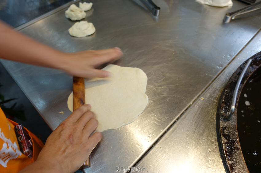 蘆洲三重美食》 荷媽 雪釀餅 全台獨創！純手工純米釀發酵餅皮 不是蛋餅也不是蔥油餅 - 艾莉絲愛旅行