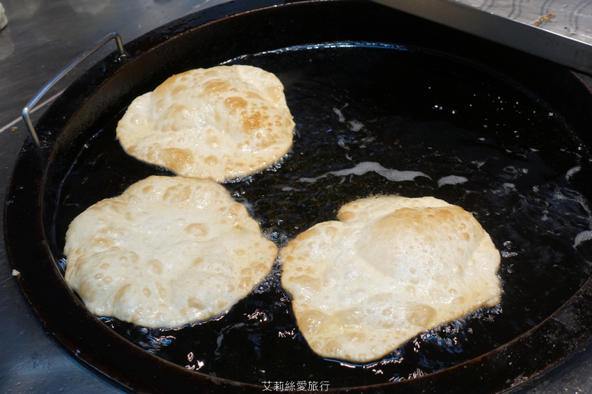 蘆洲三重美食》 荷媽 雪釀餅 全台獨創！純手工純米釀發酵餅皮 不是蛋餅也不是蔥油餅 - 艾莉絲愛旅行