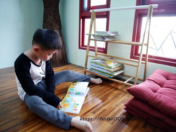 宜蘭住宿【傳藝渡假會館】 #田園間湖畔VILLA #沙坑 #划小船 #餵魚 #一泊二食 #親子住宿 的好去處 (24).JPG