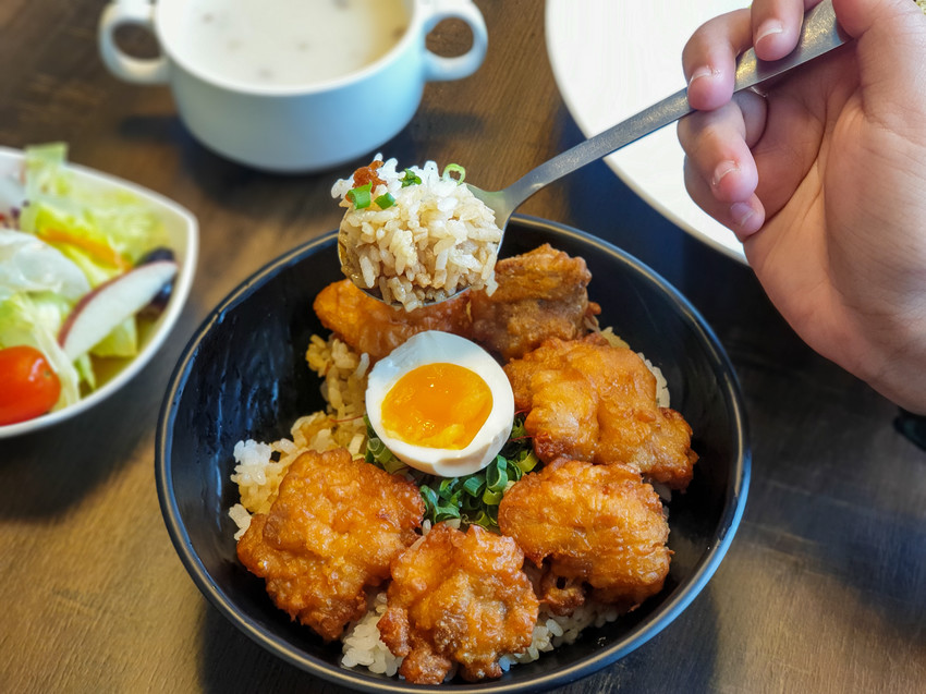 高雄美食||半子-兩百元內就能吃到牛肉義大利麵，份量大又平價的學區美食 ||三民區、平價美食、高應大美食