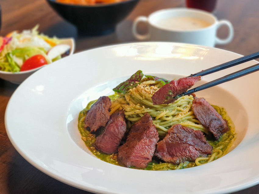 高雄美食||半子-兩百元內就能吃到牛肉義大利麵，份量大又平價的學區美食 ||三民區、平價美食、高應大美食