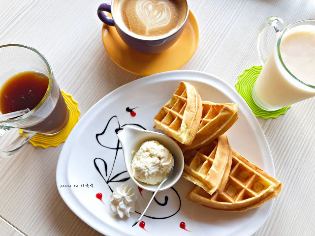 【台中 大雅】手感職人烘焙工廠/精品咖啡零售批發💚💚💚田野間的特色咖啡館,咖啡好喝,氣氛悠閒舒適,老闆更是熱愛單車,來這裡喝咖啡、聊單車,舒服到捨不得離開😊