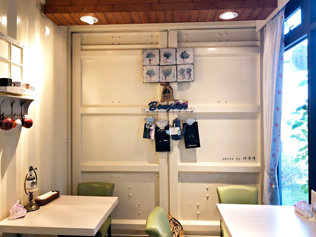 【台中 大雅】手感職人烘焙工廠/精品咖啡零售批發💚💚💚田野間的特色咖啡館,咖啡好喝,氣氛悠閒舒適,老闆更是熱愛單車,來這裡喝咖啡、聊單車,舒服到捨不得離開😊