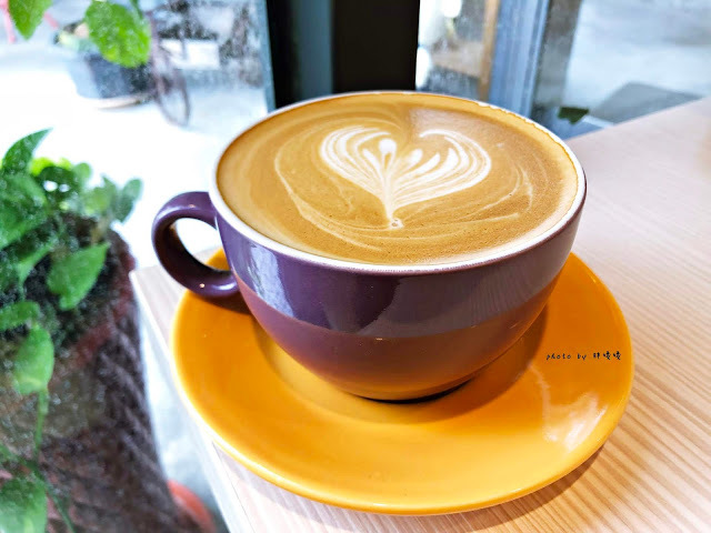 【台中 大雅】手感職人烘焙工廠/精品咖啡零售批發💚💚💚田野間的特色咖啡館,咖啡好喝,氣氛悠閒舒適,老闆更是熱愛單車,來這裡喝咖啡、聊單車,舒服到捨不得離開😊