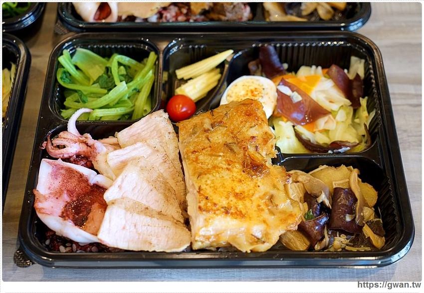 台中超蝦便當店,龍蝦、天使蝦通通擺上桌!!還有浮誇比臉大雞腿~