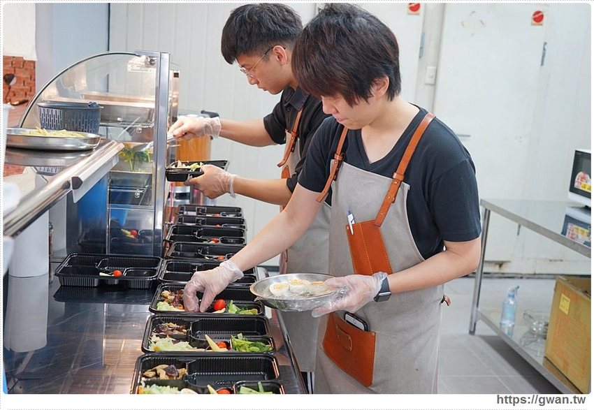 台中超蝦便當店,龍蝦、天使蝦通通擺上桌!!還有浮誇比臉大雞腿~