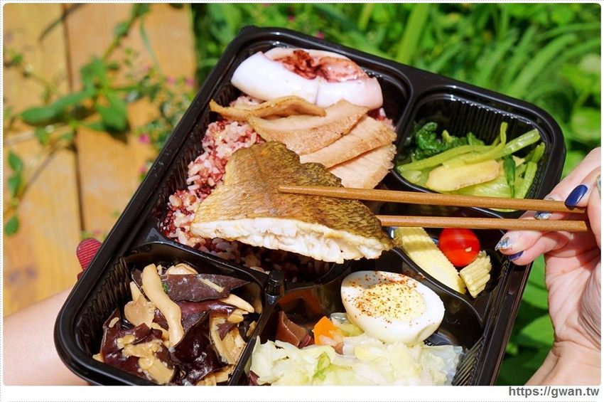 台中超蝦便當店,龍蝦、天使蝦通通擺上桌!!還有浮誇比臉大雞腿~