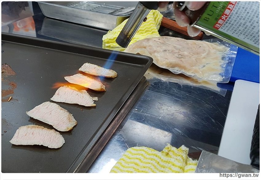 台中超蝦便當店,龍蝦、天使蝦通通擺上桌!!還有浮誇比臉大雞腿~