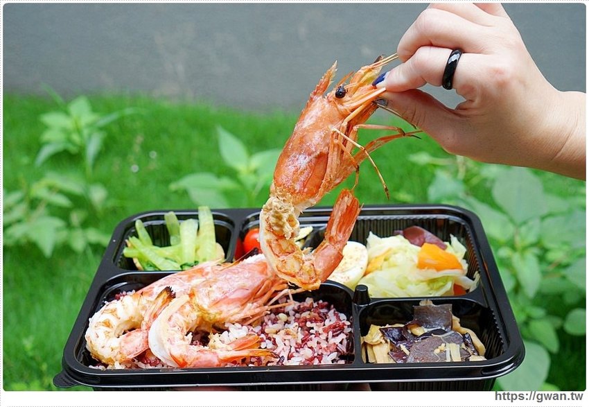 台中超蝦便當店,龍蝦、天使蝦通通擺上桌!!還有浮誇比臉大雞腿~