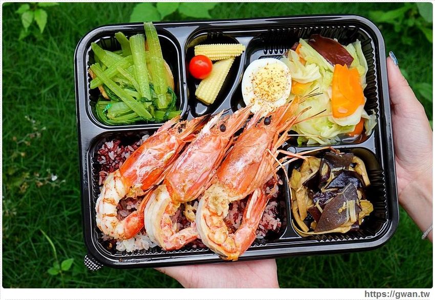 台中超蝦便當店,龍蝦、天使蝦通通擺上桌!!還有浮誇比臉大雞腿~