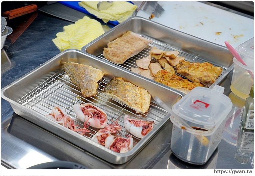 台中超蝦便當店,龍蝦、天使蝦通通擺上桌!!還有浮誇比臉大雞腿~