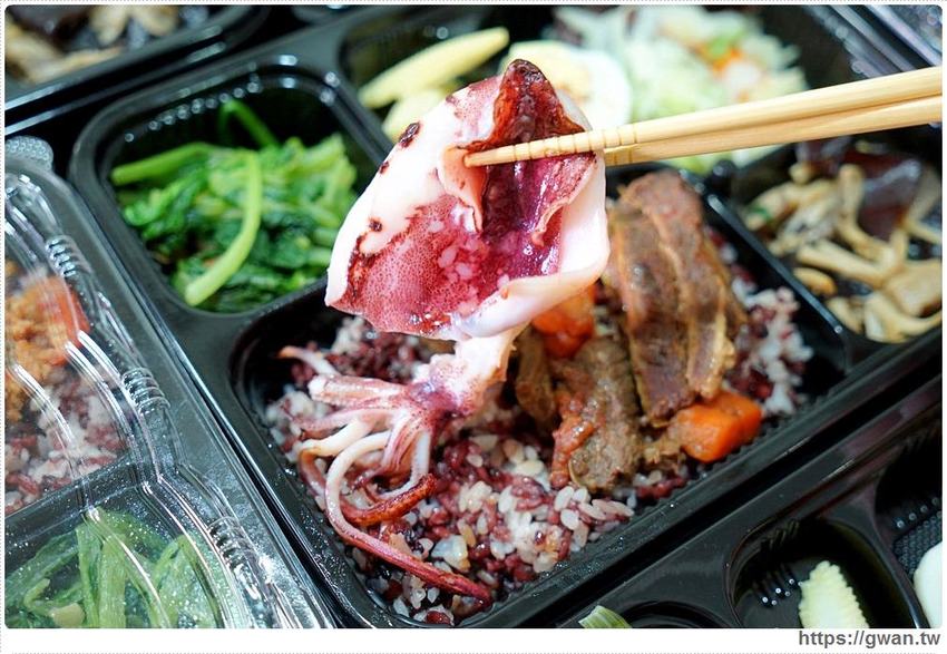 台中超蝦便當店,龍蝦、天使蝦通通擺上桌!!還有浮誇比臉大雞腿~