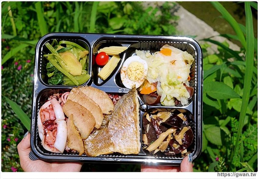 台中超蝦便當店,龍蝦、天使蝦通通擺上桌!!還有浮誇比臉大雞腿~