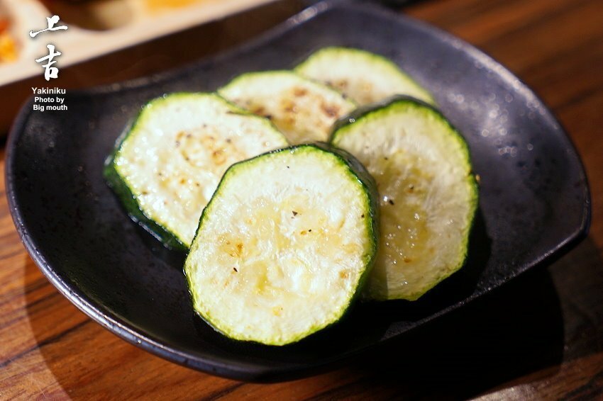 【台北美食】上吉燒肉.頂級牛肉盛合+專人代烤,大口吃和牛超滿足!