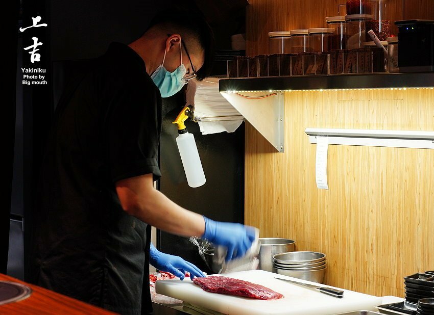 【台北美食】上吉燒肉.頂級牛肉盛合+專人代烤,大口吃和牛超滿足!