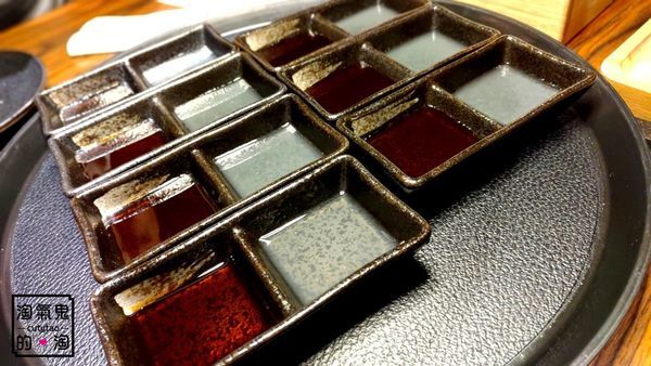 台北燒肉》國父紀念館站~上吉燒肉 | 醬汁:基底為水果,紅酒加水果製成,主要是蘋果、水蜜桃等,依季節調整~醬汁:淡色為現榨檸檬汁