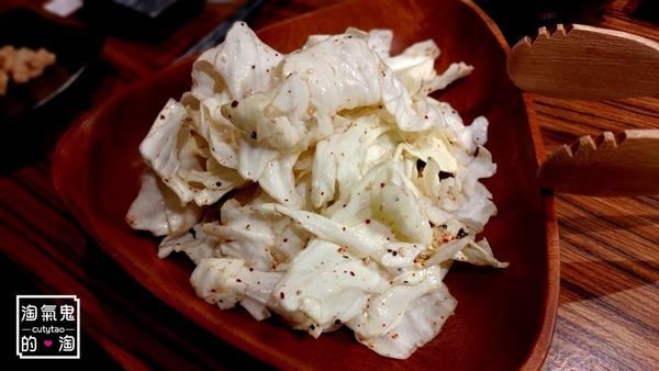 台北燒肉》國父紀念館站~上吉燒肉 | 甘藍菜沙拉(鹽、辣椒、七味粉做調味)