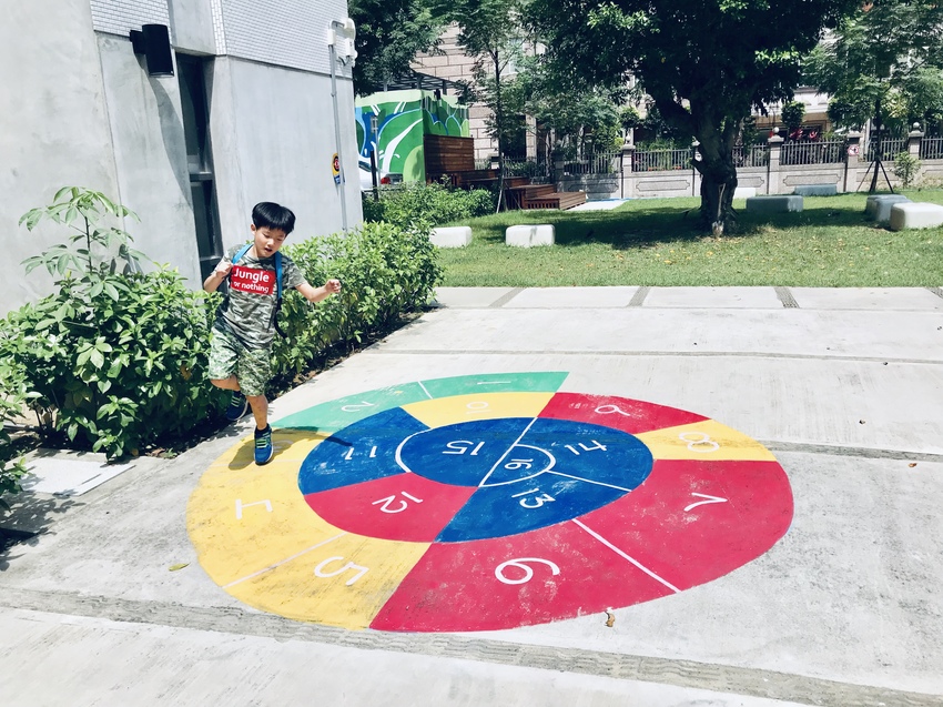 專屬孩子的小天地~南崁兒童藝術村|文青咖啡館與書店,假日手作市集與講堂 @魚兒 x 牽手明太子的「視」界旅行