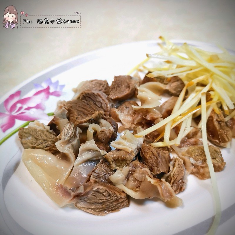 東市場鍾丸仔麵 地址：嘉義市維新路14號 電話：（05）276-8257 時間：11：00～14：00、17：00～20：00（週日休） 價格：丸仔意麵40元