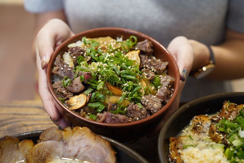 新竹城隍廟周邊美食『安田麵屋』平價美味拉麵、丼飯。大份量！