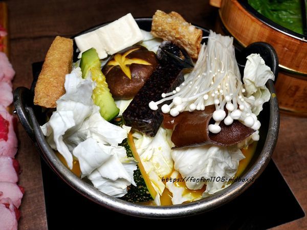 【基隆火鍋】暖鍋物 #7種特色湯底 #生日送肉蛋糕 #營業至凌晨400 #慶生、宵夜、聚餐的好去處 (21).JPG